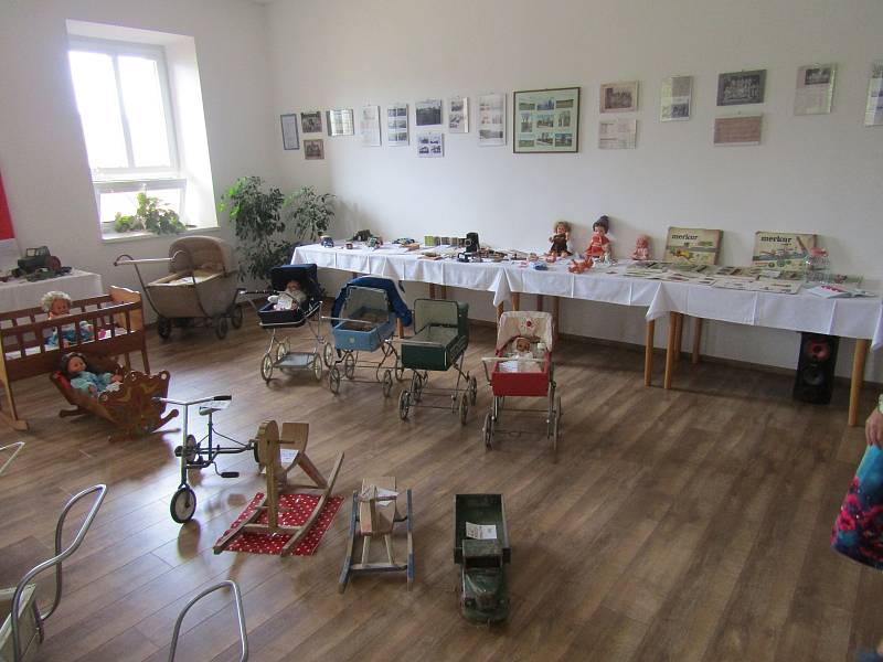 Výstava "Nostalgie dětství" v Lukavci u Hořic.