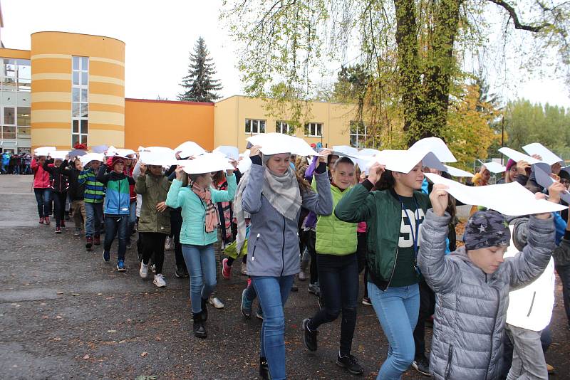 Jičín - ZŠ Husova - pokus o zápis do knihy českých rekordů vytvořením české vlajky