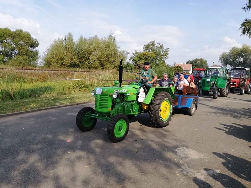 Sraz legendárních traktorů Zetor v Ohnišťanech.