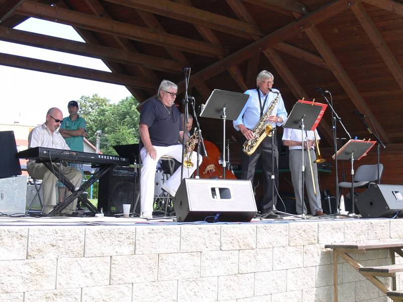 Ze setkání dechových hudeb v Bystřici: Evergreen Dixieland Band.