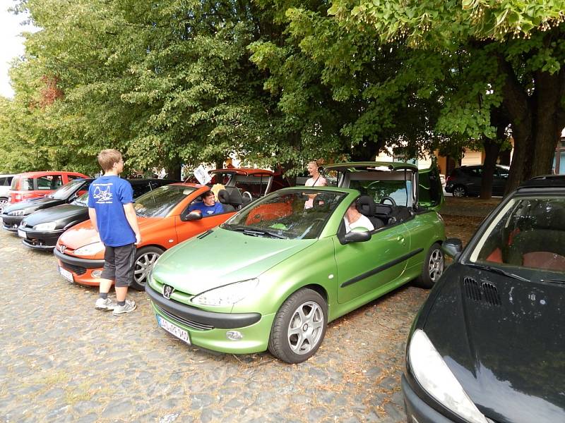 Peugeoty na Lidickém náměstí v Jičíně.