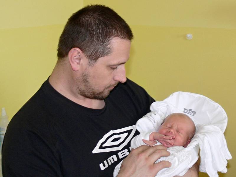 MATYÁŠ HRUBÝ se narodil 26. března, vážil 3,35 kg a měřil 48 cm. Rodiče Monika a Jaromír Hrubých s ním a ještě s tříapůlletým Tadeáškem bydlí ve Stružinci u Lomnice nad Popelkou. 