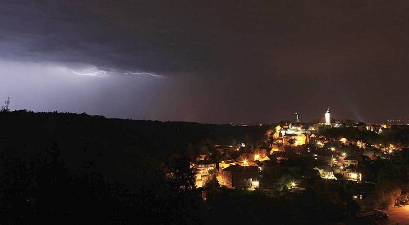 Bouřky nad východem Čech.