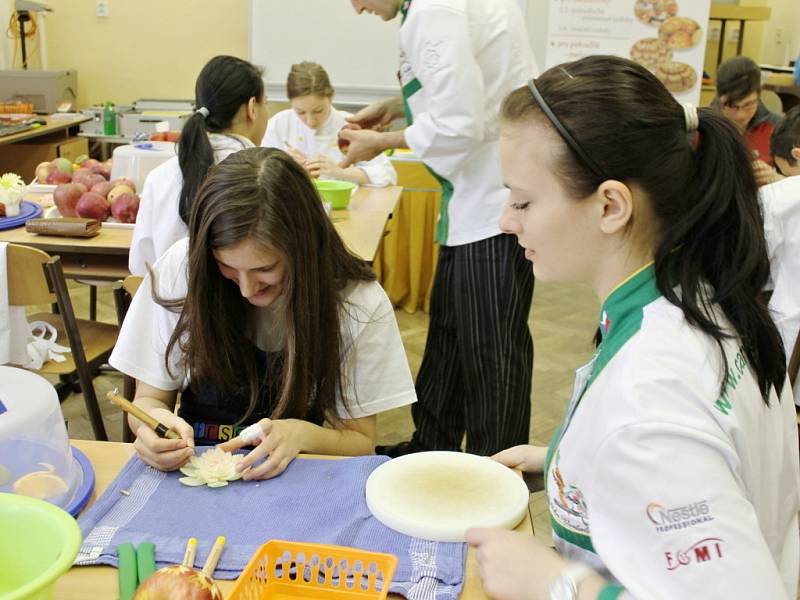 Ozdobné vyřezávání v novopacké Střední škole gastronomie a služeb.