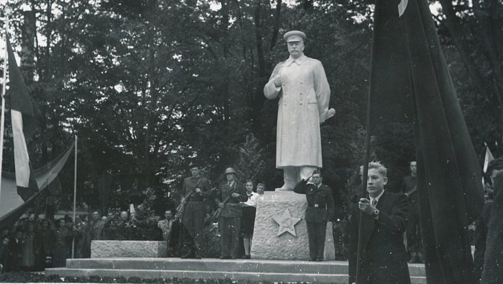 Slavnostní odhalení Stalinova pomníku v Jičíně 21. září 1952.