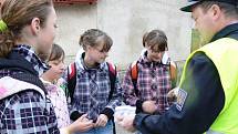 Policisté kontrolují dětí před železnickou školou.