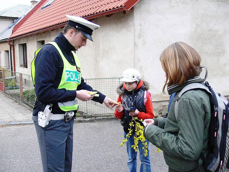 Policisté kontrolují dětí před železnickou školou.