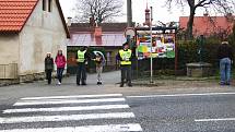 Policisté kontrolují dětí před železnickou školou.