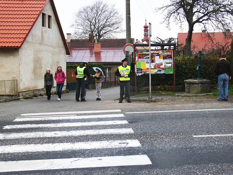 Policisté kontrolují dětí před železnickou školou.