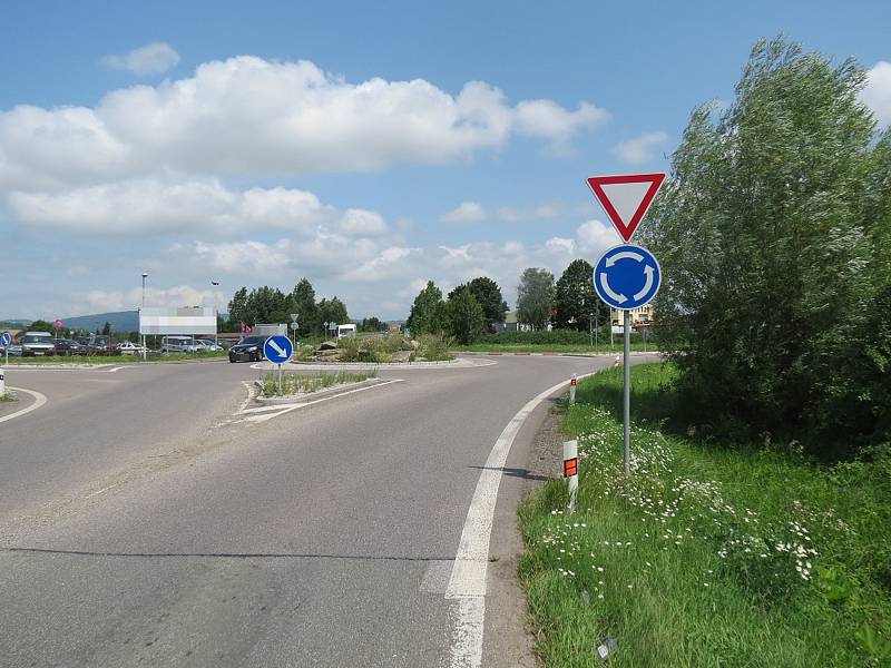 Neznámý řidič nedal přednost na kruhovém objezdu. Řidič autobusu stihl včas zabrzdit, došlo ale ke zranění jedné z cestujících.