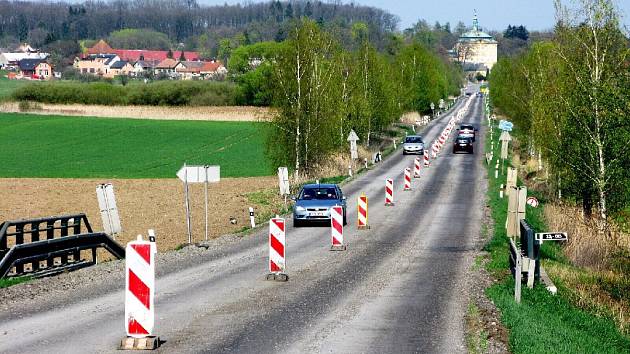 Oprava vozovky u Jičíněvsi.