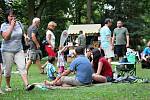 Zasloužilí trampové i rodiny s dětmi se v sobotu vydali na tradiční jednodenní festival Pod Hůrou, který se konal v místním zámeckém parku.