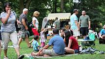Zasloužilí trampové i rodiny s dětmi se v sobotu vydali na tradiční jednodenní festival Pod Hůrou, který se konal v místním zámeckém parku.