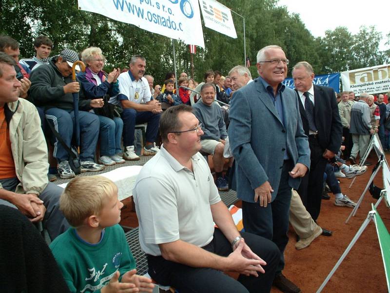 Prezident Václav Klaus návštěvou na Volejbalové Dřevěnici roku 2005.