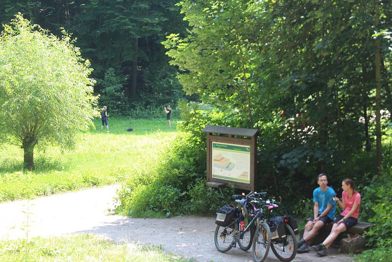 Ráj pro turisty a cyklisty. Kost a s ní spojené údolí Plakánek láká lidi na kolech i bez nich. Do údolí je kvůli bezpečnosti a ochraně přírody vjezd na kole zakázán.