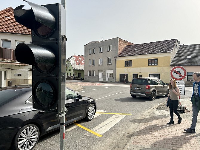 Dopravu na křižovatce u Batalionu v Hořicích řídí semafory, řidiči musí čekat v koloně.