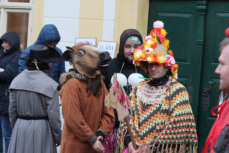 Navzdory hustému dešti vyrazili maskovaní Železničtí na masopustní průvod. Poháněla je radostná nálada i vidina občerstvení po cestě i na konečné zastávce v muzeu.