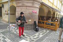 Do Jičína zavítal i legendární hudebník Bob Dylan, který původně sám hrával v ulicích. Ztvárnil ho busker Richard Cortés.