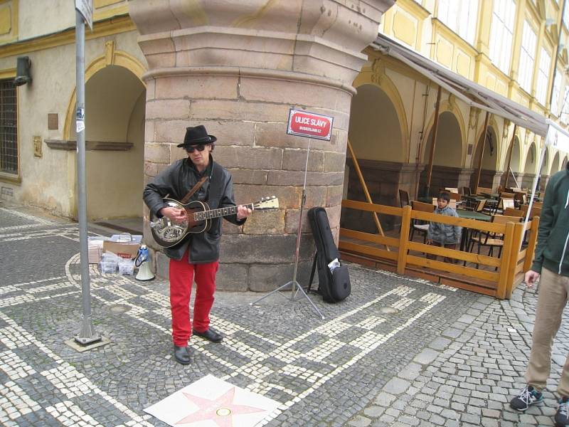 Do Jičína zavítal i legendární hudebník Bob Dylan, který původně sám hrával v ulicích. Ztvárnil ho busker Richard Cortés.