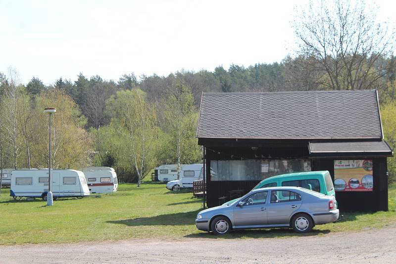 Jinolický autokemp Tomáše Hůly se připravuje na sezonu. Zatím se tu natírá, opravuje a přijímají se objednávky prvních dovolenkářů.