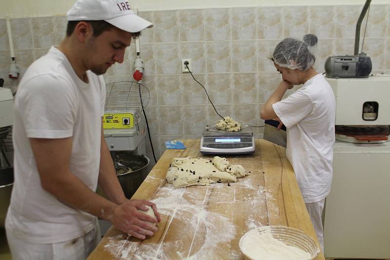 Výroba velikonočních dobrot v odborných dílnách Střední školy gastronomie a služeb v Nové Pace.