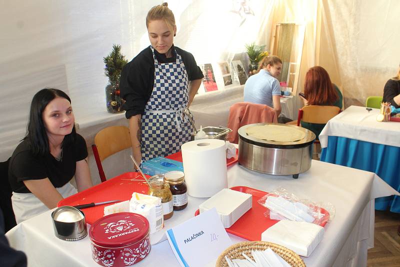 Tradici vánočních trhů Střední škola gastronomie a služeb v Nové Pace neporušila ani letos.