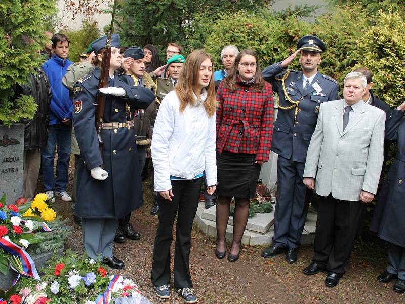 Uctění památky letce Otakara Hrubého v Nové Pace.