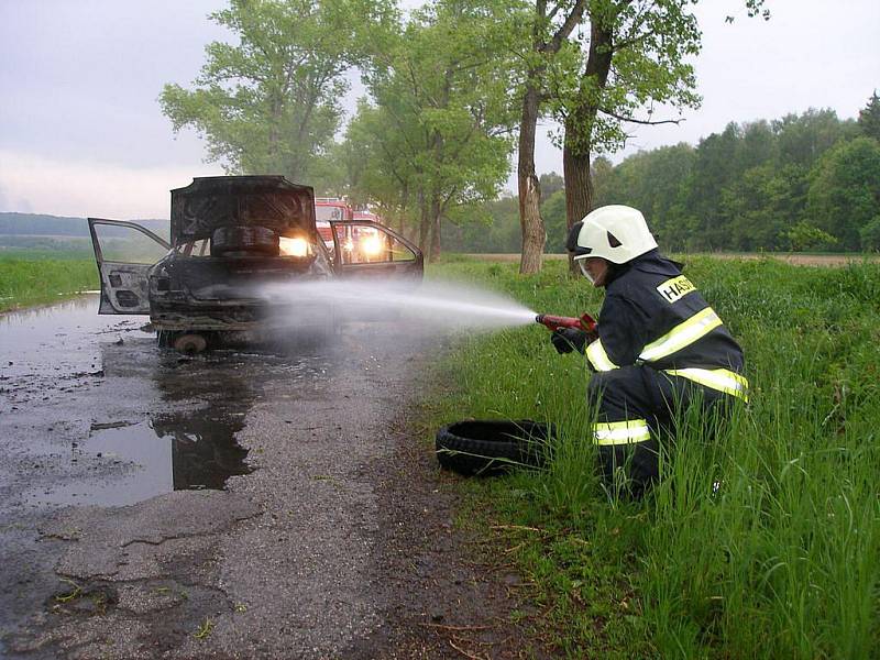 Automobil byl zničen požárem.