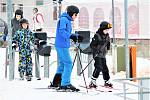 O víkendu se lyžovalo také v Nové Pace. Hezkého počasí a čerstvého sněhu využilo několik desítek lyžařů
