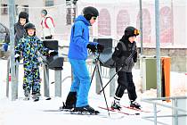 O víkendu se lyžovalo také v Nové Pace. Hezkého počasí a čerstvého sněhu využilo několik desítek lyžařů.