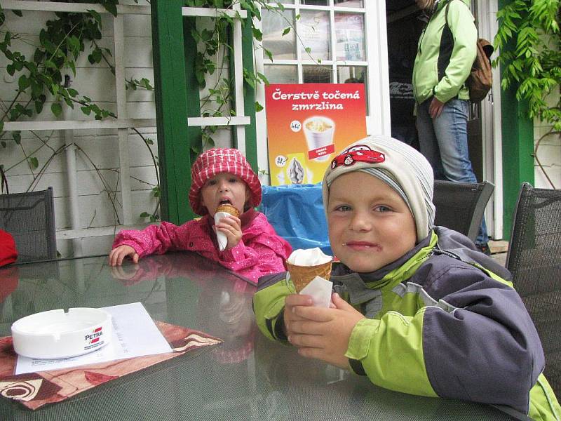 Z výletu dětí ostruženské mateřinky do liberecké ZOO.