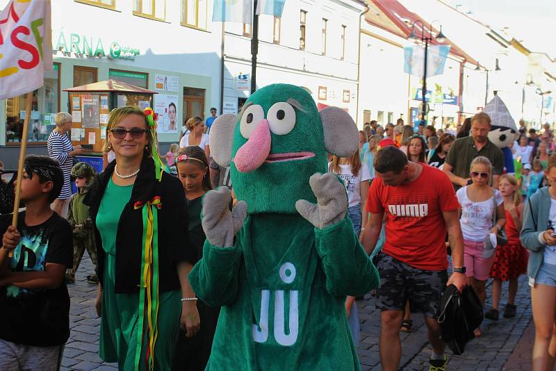 Průvod masek odstartovat 30. ročník festivalu Jičín - město pohádky.