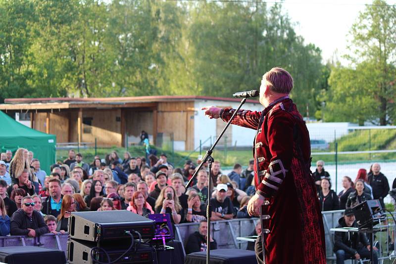 Festival Zažít nejvíc 2022se uskutečnil po dvou letech odkladů na jičínském Matějkově cvičišti. A že se vyplatilo počkat. Byli jste se podívat? Najdete se na fotkách?