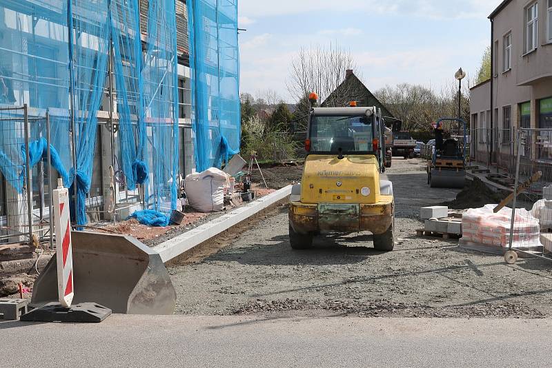 Vznikajícími interiéry provedl zájemce stavbyvedoucí. S novou radnicí se už většina místních smířila, i na prohlídce se našli ti, kterým novostavba leží v žaludku.