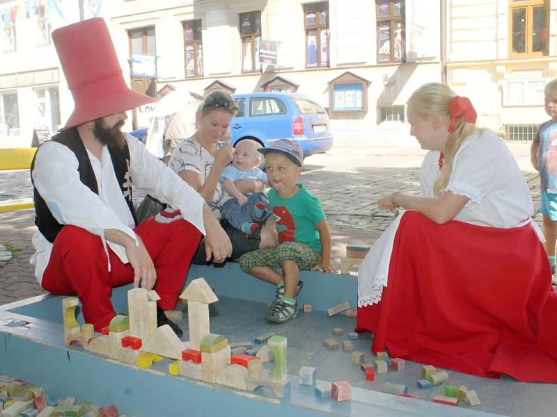 Rumcajs a Manka si na kostkovišti hrají s dětmi.