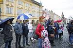 I přes nepřízeň počasí přišlo vyjádřit svůj názor ohledně chování premiéra Andreje Babiše na jičínské Valdštejnovo náměstí asi tři sta lidí.