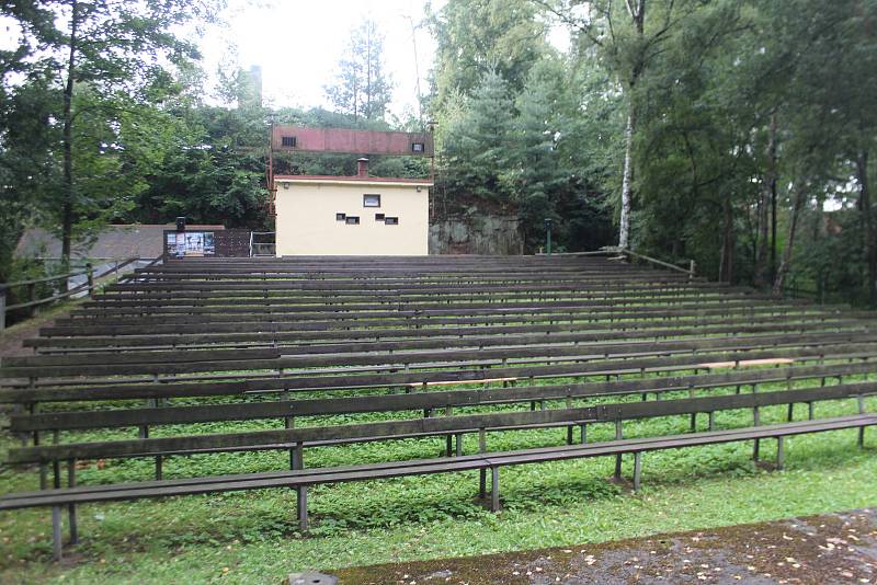 Na provozu letního kina se v Boháňce podílí asi 90 procent místních. Někdo promítá, někdo vybírá filmy, někdo sedí u pokladny a další prodává občerstvení.