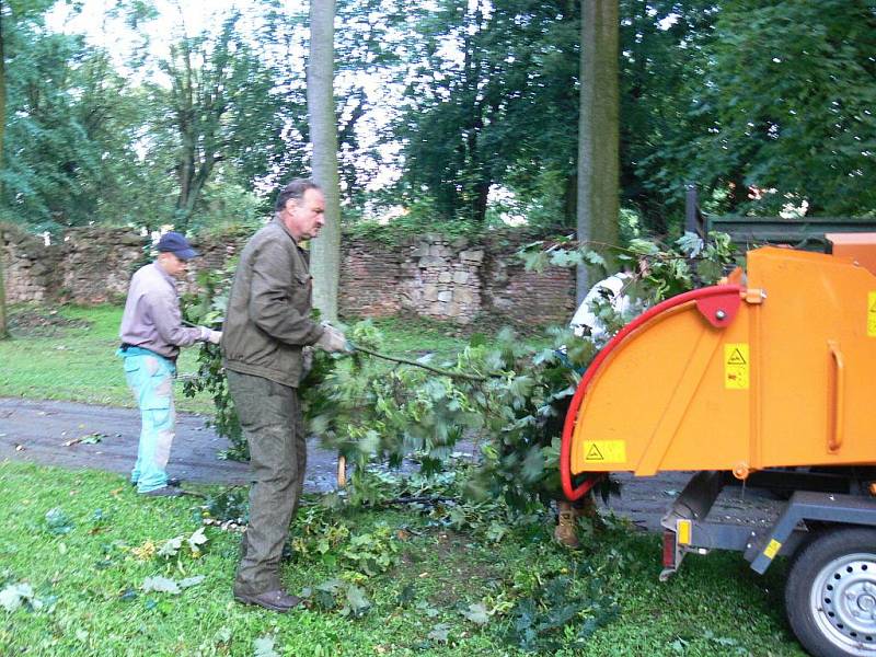 V Libosadu likvidovali následky větru pracovníci Technických služeb.