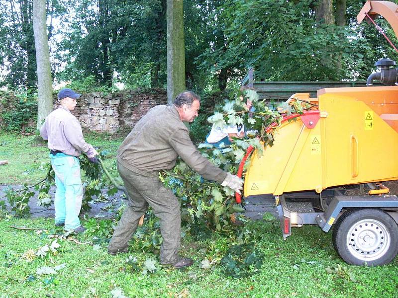 V Libosadu likvidovali následky větru pracovníci Technických služeb.