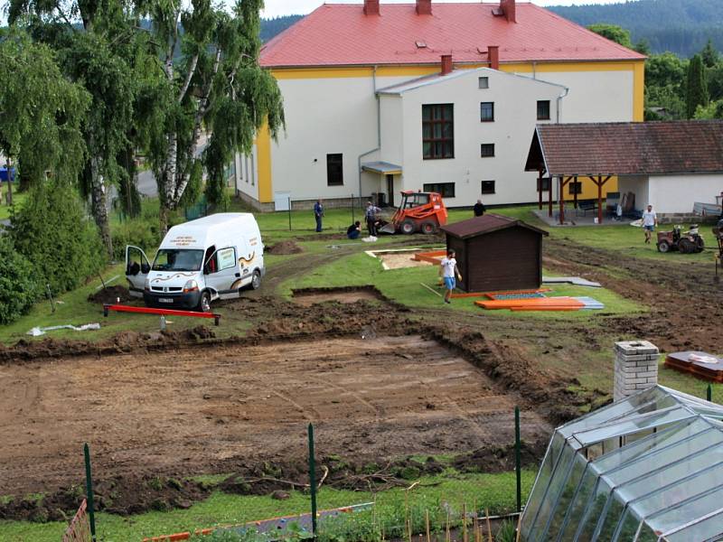 Výstavba nového hřiště v Ostružně.