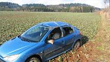 U Vidochova (Jičínsko) havaroval pětašedesátiletý řidič peugeotu do příkopu. Uhýbal padajícím prknům z nejzjištěného nákladního automobilu. Při nehodě byl lehce zraněn, škoda je vyčíslena na 80 tisíc korun.