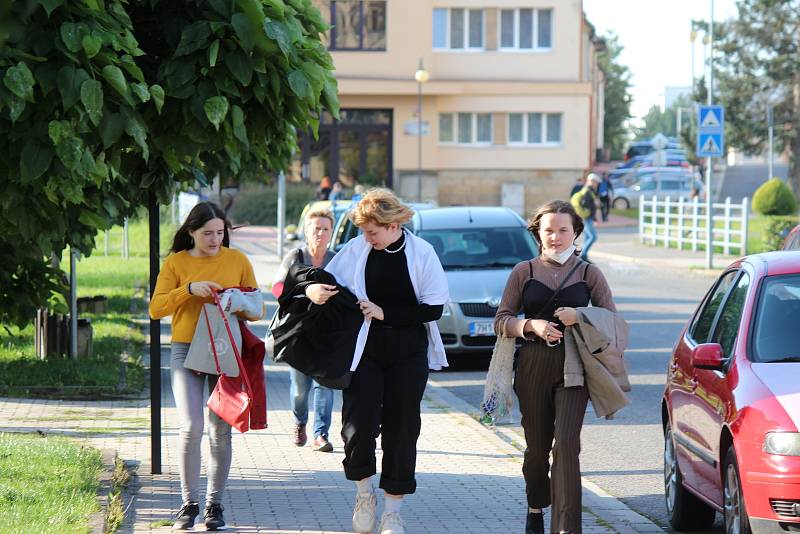 Prváci vyrazili na adaptační kurz, prvňáčkům popřáli zástupci vedení města.