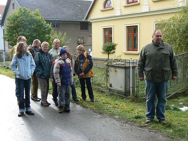 Vysvěcení zrestaurovaného kříže ve Žďáru nad Metují.