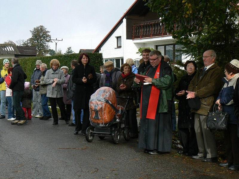 Vysvěcení zrestaurovaného kříže ve Žďáru nad Metují.