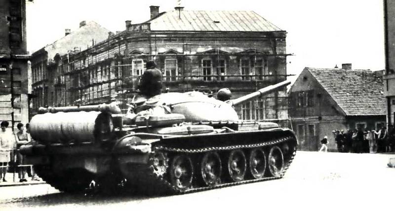 Ruský tank roku 1968 před jičínskou Astrou.
