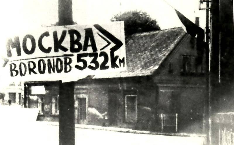 Směrovník v Nové Pace roku 1968.