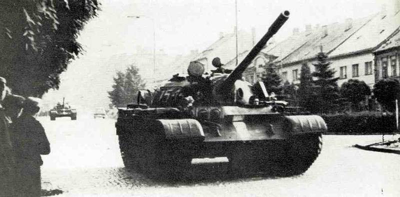 Tanky v roce 1968 na hořickém náměstí.