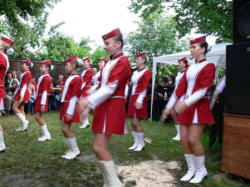 Lomnické mažoretky Popelky.