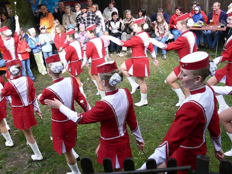 Lomnické mažoretky Popelky.