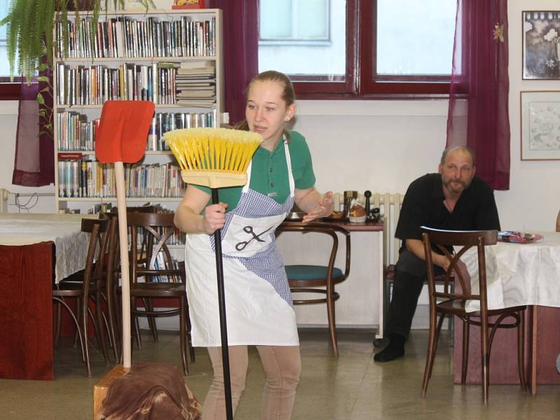 Noc s Andersenem v novopacké knihovně.